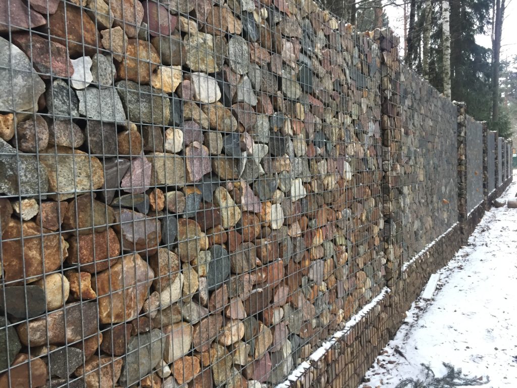 Забор из камня в сетке